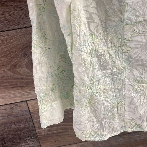 J.H. Collectibles Button Blouse, Ladies Size M, White and Green - Picture 2 of 8